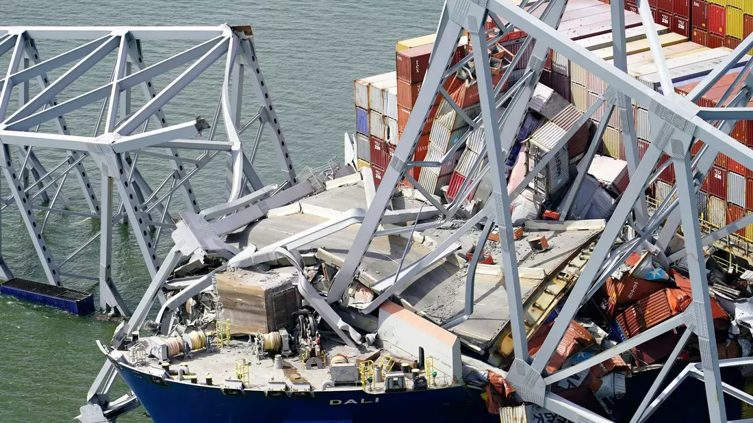 Zur Schiffsladung gehörten 56 Container mit gefährlichen Materialien, etwa ätzende oder entzündliche Stoffe. - Bild: Uncredited/Maryland National Guard/AP/dpa