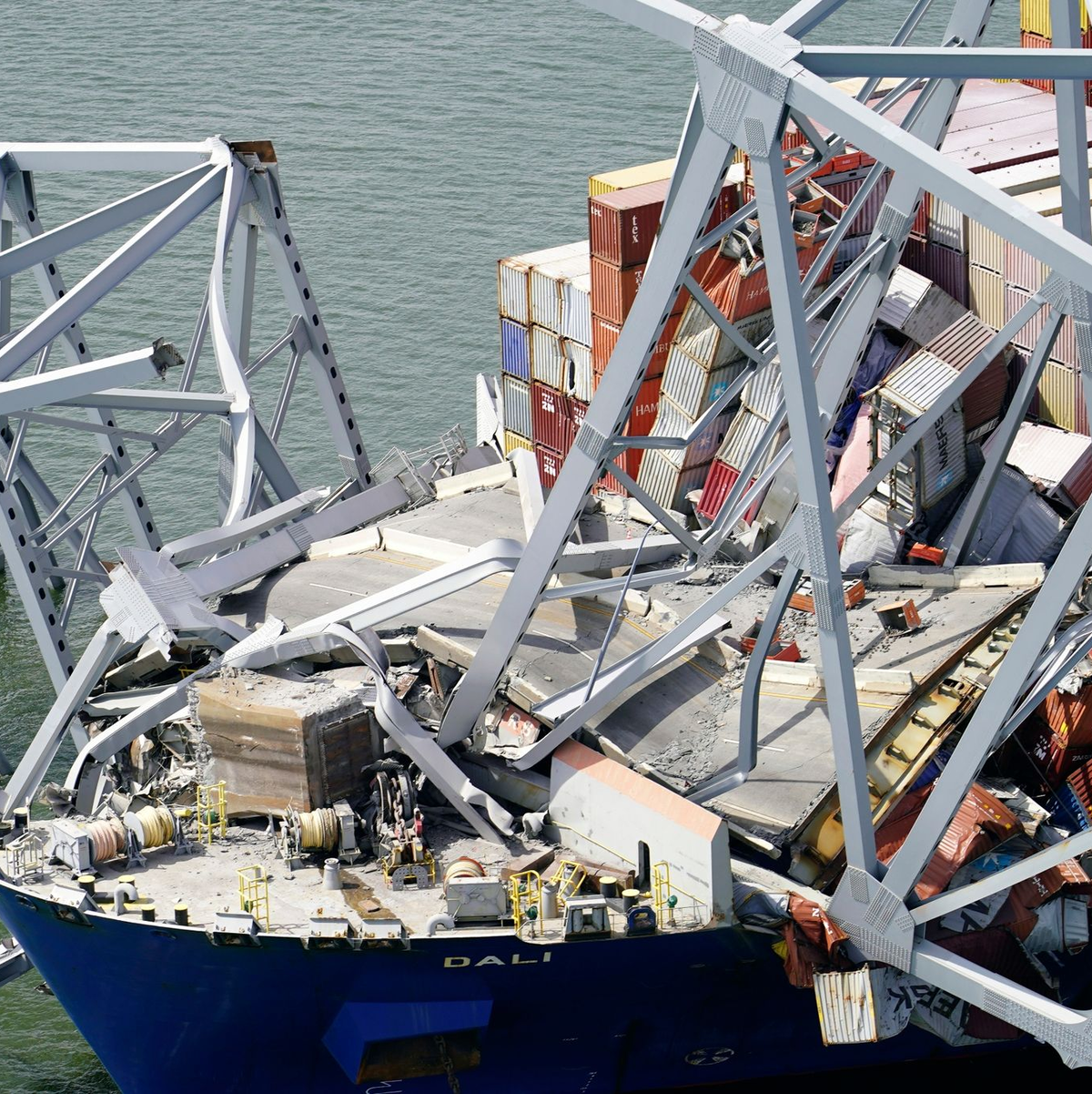 Zur Schiffsladung gehörten 56 Container mit gefährlichen Materialien, etwa ätzende oder entzündliche Stoffe. - Foto: Uncredited/Maryland National Guard/AP/dpa