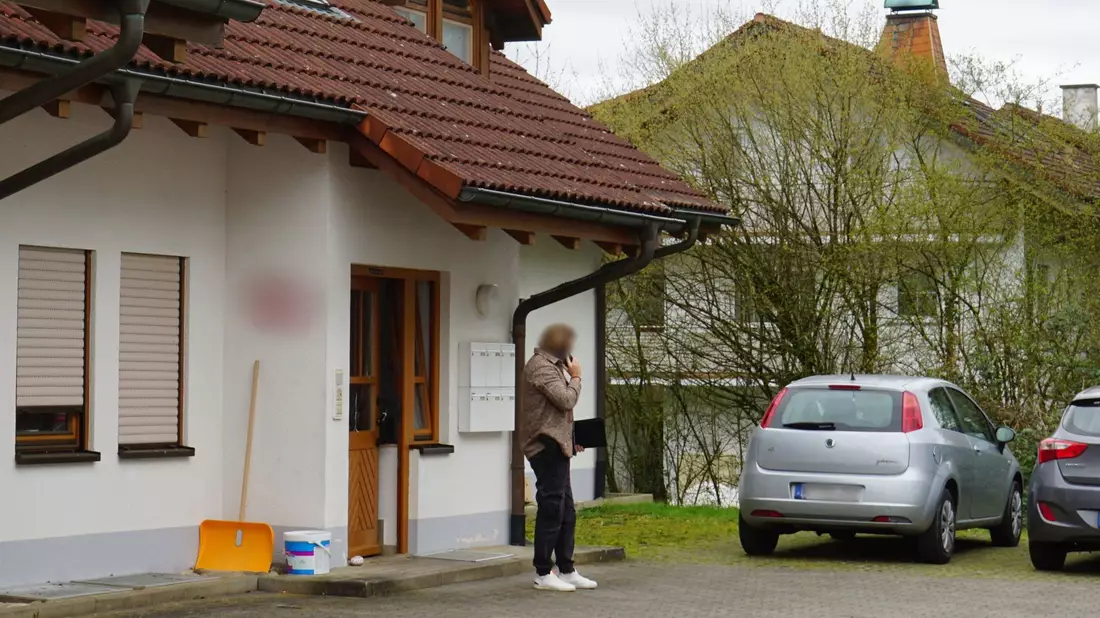 Die Eltern des Verdächtigen im Alter von 58 und 61 Jahren starben den Ermittlern zufolge noch am Tatort. - Bild: David Pichler/dpa