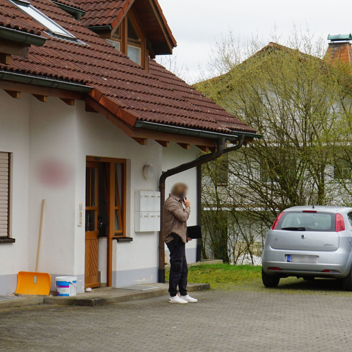 Die Eltern des Verdächtigen im Alter von 58 und 61 Jahren starben den Ermittlern zufolge noch am Tatort. - Foto: David Pichler/dpa