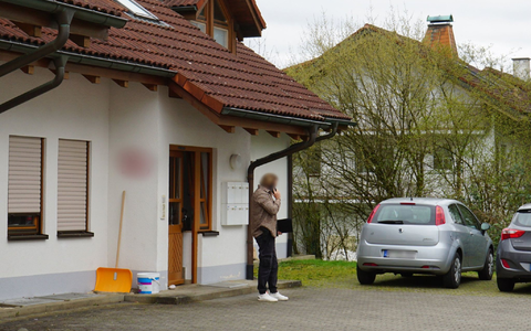 Die Eltern des Verdächtigen im Alter von 58 und 61 Jahren starben den Ermittlern zufolge noch am Tatort. - Foto: David Pichler/dpa