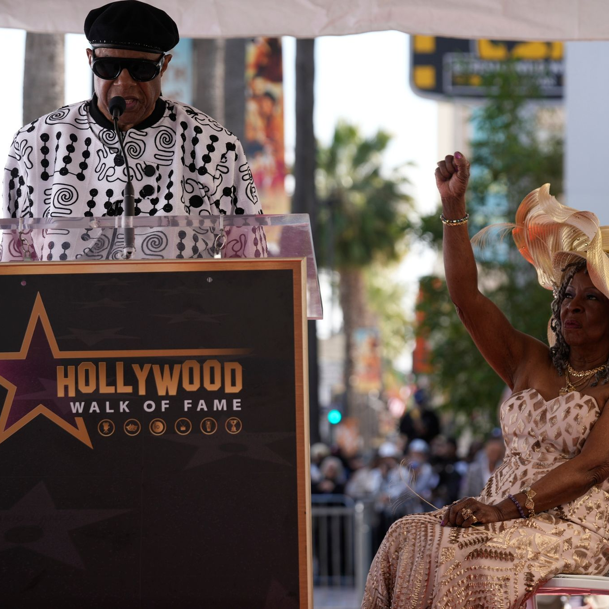 Der blinde Soul-Sänger Stevie Wonder (l) dankte Reeves für deren Unterstützung. - Foto: Damian Dovarganes/AP/dpa
