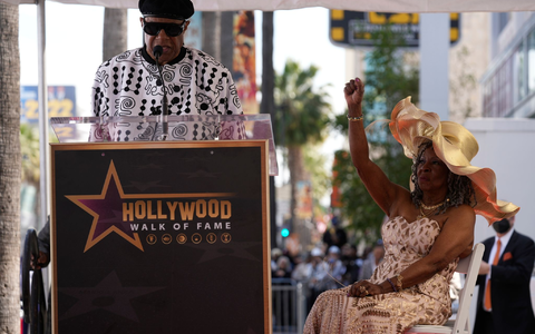 Der blinde Soul-Sänger Stevie Wonder (l) dankte Reeves für deren Unterstützung. - Foto: Damian Dovarganes/AP/dpa