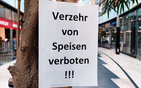 Verbotsschild in einer Einkaufspassage während des Corona-Lockdown (Archiv) - Foto: über dts Nachrichtenagentur