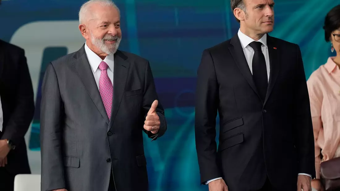 Frankreichs Präsident Emmanuel Macron (r), ist zu Besuch bei seinem brasilianischen Amtskollegen Luiz Inacio Lula da Silva. - Bild: Silvia Izquierdo/AP/dpa