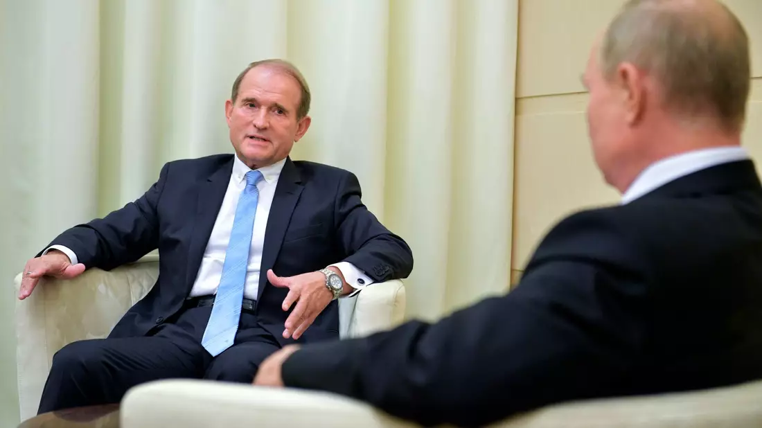Oligarch Wiktor Medwedtschuk (l) bei einem Treffen mit Wladimir Putin im Oktober 2020. - Bild: -/Pool Sputnik Kremlin/AP/dpa