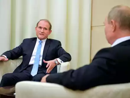 Oligarch Wiktor Medwedtschuk (l) bei einem Treffen mit Wladimir Putin im Oktober 2020. - Foto: -/Pool Sputnik Kremlin/AP/dpa