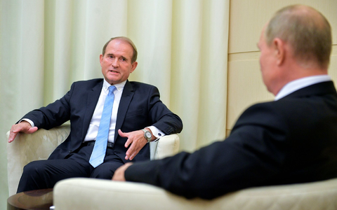 Oligarch Wiktor Medwedtschuk (l) bei einem Treffen mit Wladimir Putin im Oktober 2020. - Foto: -/Pool Sputnik Kremlin/AP/dpa Oligarch Wiktor Medwedtschuk (l) bei einem Treffen mit Wladimir Putin im Oktober 2020. - Foto: -/Pool Sputnik Kremlin/AP/dpa