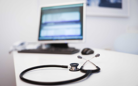 Wollen Eltern das Kinderkrankengeld in Anspruch nehmen, brauchen sie eine ärztliche Bescheinigung. - Foto: Christian Charisius/dpa