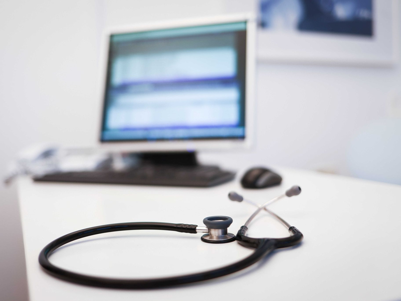 Wollen Eltern das Kinderkrankengeld in Anspruch nehmen, brauchen sie eine ärztliche Bescheinigung. - Foto: Christian Charisius/dpa