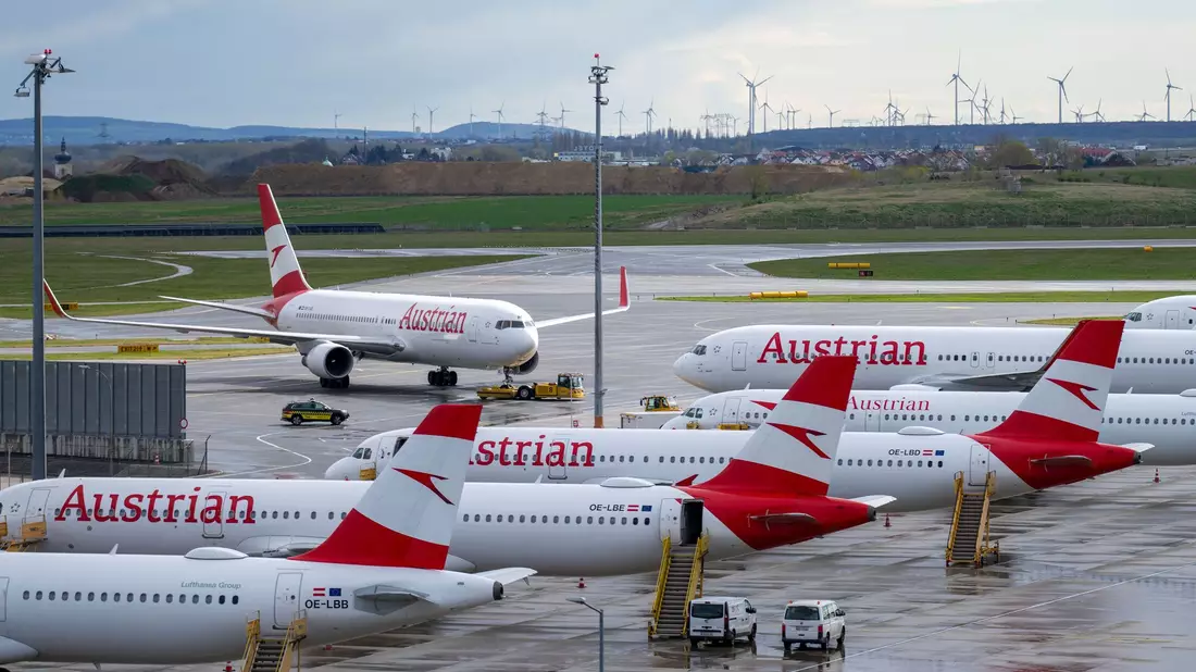 Flugzeuge der Austrian Airlines  (AUA) am Flughafen Wien-Schwechat. - Bild: Georg Hochmuth/APA/dpa