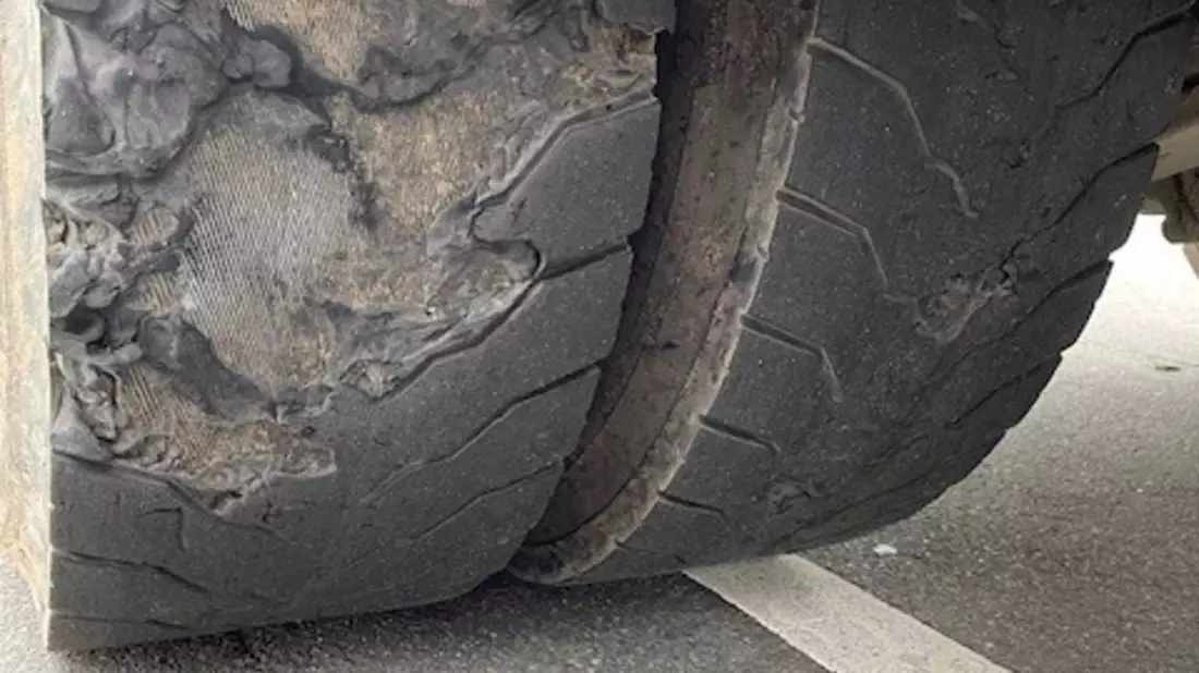 POL-DA: Erbach: Sattelzug mit desolater Bereifung/Polizei untersagt Weiterfahrt - Bild: presseportal.de