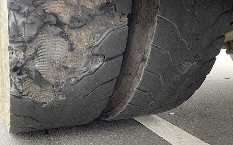 POL-DA: Erbach: Sattelzug mit desolater Bereifung/Polizei untersagt Weiterfahrt - Foto: presseportal.de
