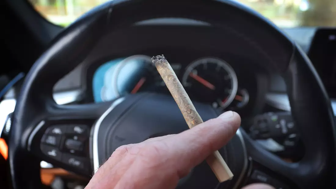 Bisher gilt bei Cannabis die strikte Linie, dass beim bloßen Nachweis des Wirkstoffes Geldbußen oder Punkte drohen. - Bild: Karl-Josef Hildenbrand/dpa