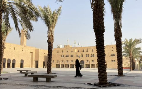 Eine verschleierte Frau in der saudischen Hauptstadt Riad. Saudi-Arabien - im WEF-Bericht über die Gleichstellung der Geschlechter auf einem der unteren Plätze - übernimmt den Vorsitz in der UN-Kommission zur Frauenförderung. - Foto: Johannes Sadek/dpa