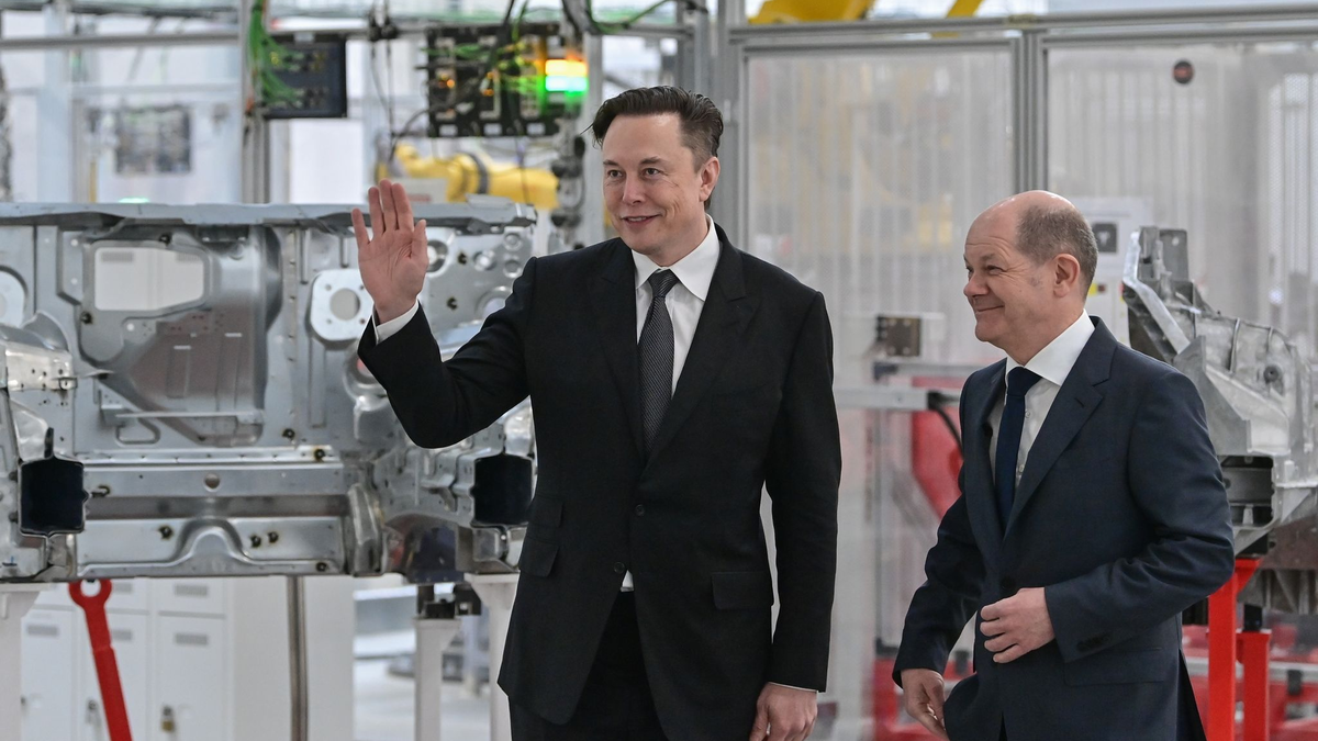 Kanzler Scholz (r) mit Tesla-Chef Elon Musk bei der Eröffnung der Tesla-Fabrik Berlin Brandenburg vor gut zwei Jahren. - Foto: Patrick Pleul/dpa/POOL/dpa