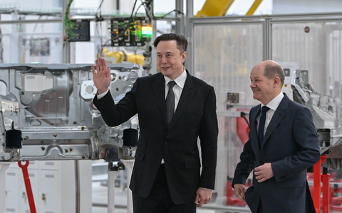 Kanzler Scholz (r) mit Tesla-Chef Elon Musk bei der Eröffnung der Tesla-Fabrik Berlin Brandenburg vor gut zwei Jahren. - Foto: Patrick Pleul/dpa/POOL/dpa