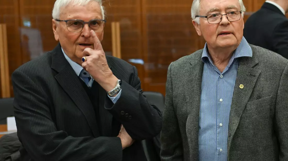 Theo Zwanziger (l), früherer DFB-Präsident, und Horst R. Schmidt, früherer DFB-Generalsekretär, bei der Fortsetzung im Sommermärchen-Prozess. - Bild: Arne Dedert/dpa/POOL/dpa