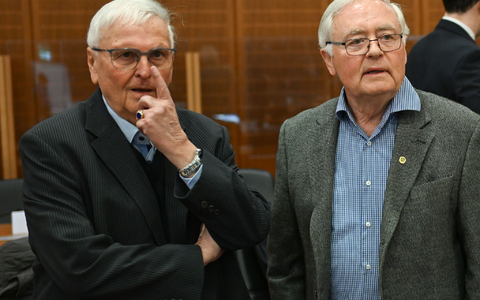 Theo Zwanziger (l), früherer DFB-Präsident, und Horst R. Schmidt, früherer DFB-Generalsekretär, bei der Fortsetzung im Sommermärchen-Prozess. - Foto: Arne Dedert/dpa/POOL/dpa