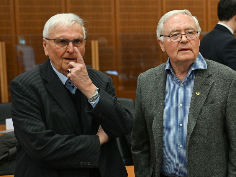 Theo Zwanziger (l), früherer DFB-Präsident, und Horst R. Schmidt, früherer DFB-Generalsekretär, bei der Fortsetzung im Sommermärchen-Prozess. - Foto: Arne Dedert/dpa/POOL/dpa