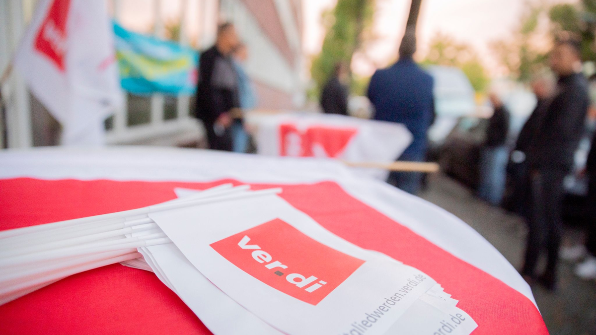 Der aktuelle Tarifvertrag läuft bis zum 31. Mai 2024. - Foto: Christoph Soeder/dpa