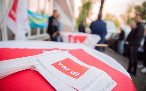 Der aktuelle Tarifvertrag läuft bis zum 31. Mai 2024. - Foto: Christoph Soeder/dpa