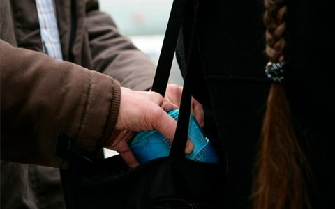 BPOL NRW: Geben Sie Taschendieben keine Chance - Bundespolizei warnt zur Osterreisezeit mit ihren Präventionsbeamten vor Taschendieben - Foto: presseportal.de