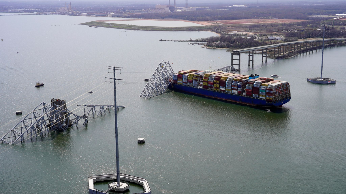 Das Containerschiff «Dali» steckt unter einem Teil der Francis Scott Key Bridge fest. - Foto: Uncredited/Maryland National Guard/AP/dpa