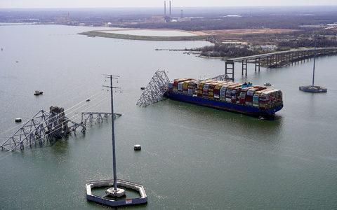 Das Containerschiff «Dali» steckt unter einem Teil der Francis Scott Key Bridge fest. - Foto: Uncredited/Maryland National Guard/AP/dpa Das Containerschiff «Dali» steckt unter einem Teil der Francis Scott Key Bridge fest. - Foto: Uncredited/Maryland National Guard/AP/dpa