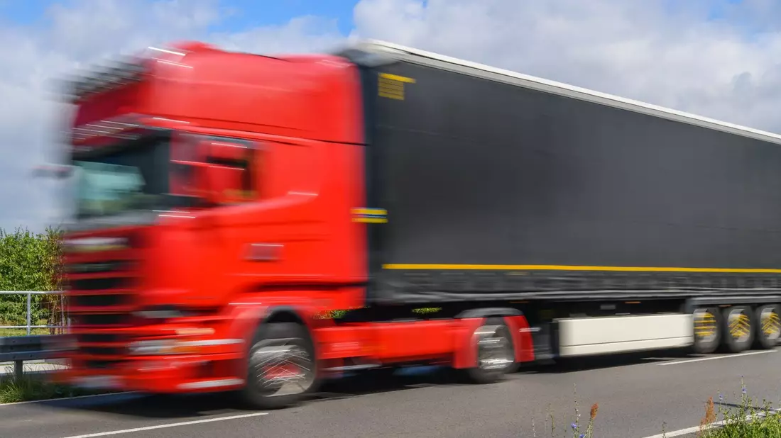 Die Lkw-Hersteller bestreiten, dass den Käufern durch das Kartell ein Schaden entstanden sei. - Bild: Patrick Pleul/zb/dpa