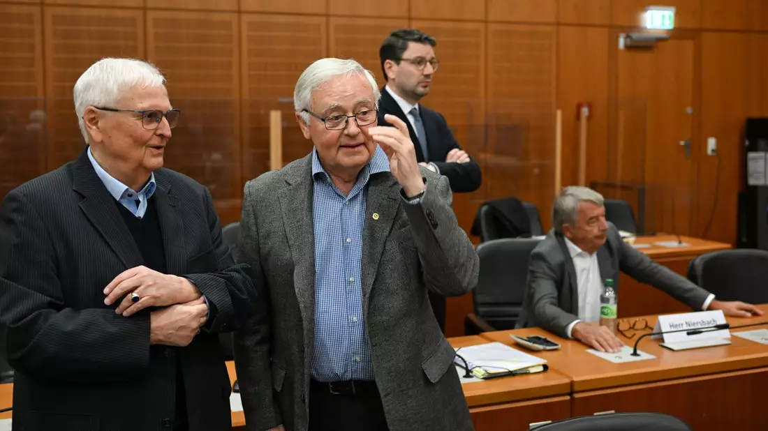 Die Vorsitzende Richterin Eva-Marie Distler schlägt die Einstellung des Verfahrens gegen Ex-DFB-Präsident Theo Zwanziger vor.  - Bild: Arne Dedert/dpa/POOL/dpa