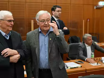 Die Vorsitzende Richterin Eva-Marie Distler schlägt die Einstellung des Verfahrens gegen Ex-DFB-Präsident Theo Zwanziger vor.  - Foto: Arne Dedert/dpa/POOL/dpa