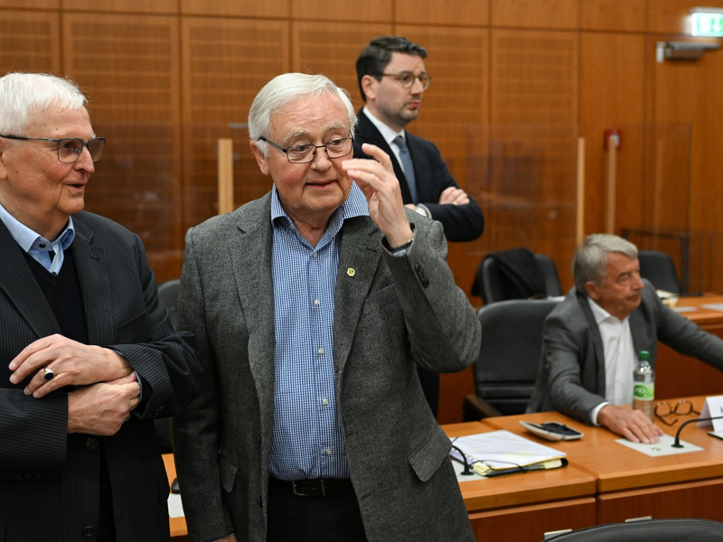 Die Staatsanwaltschaft wirft den ehemaligen DFB-Funktionären Theo Zwanziger (l), Horst R. Schmidt (m-l) und Wolfgang Niersbach (r) Steuerhinterziehung vor. - Foto: Arne Dedert/dpa/POOL/dpa