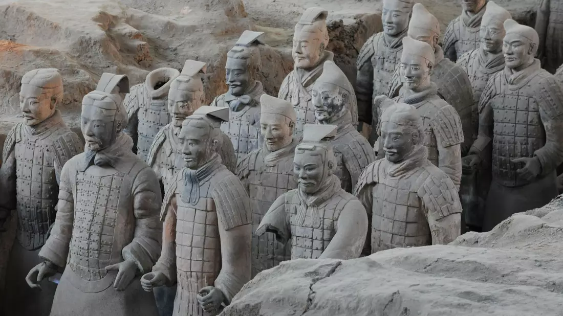 Einige Soldatenfiguren der sogenannten Terrakotta-Armee im Mausoleum Qin Shihuangdis. - Bild: Penghua/SIPA Asia via ZUMA Wire/dpa