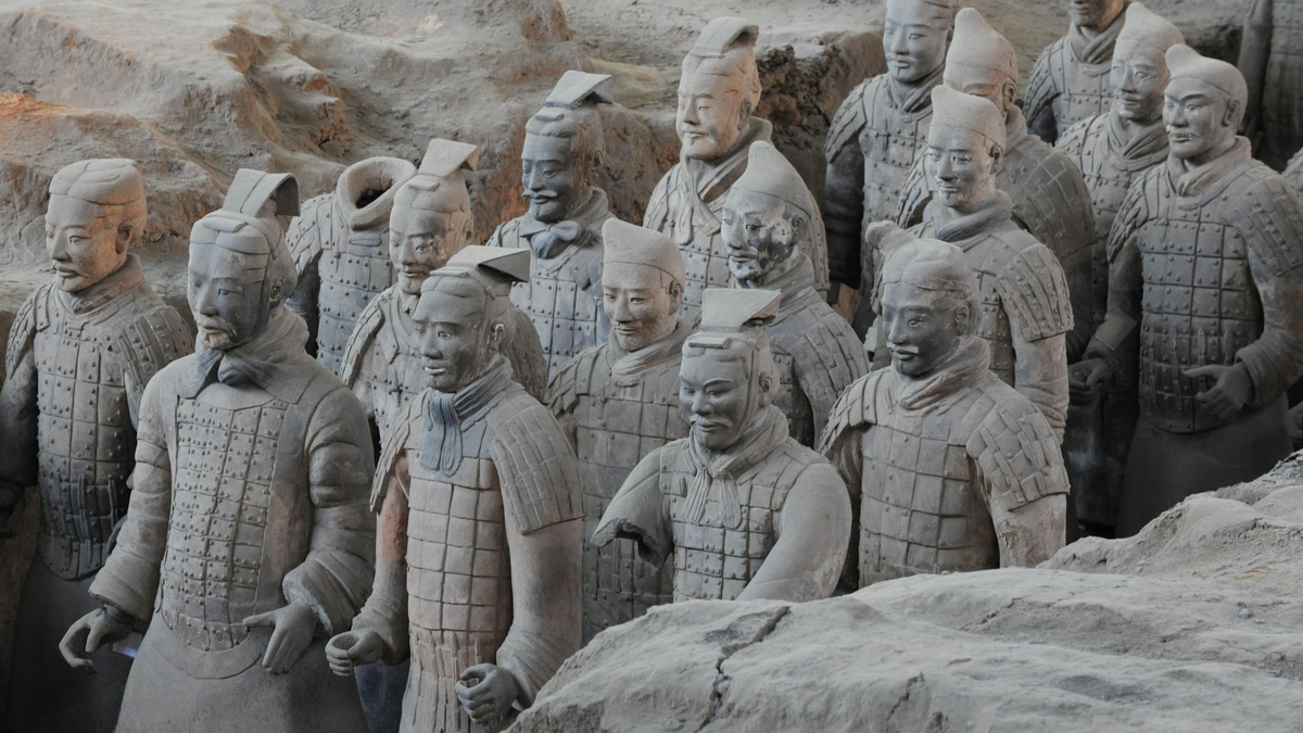 Einige Soldatenfiguren der sogenannten Terrakotta-Armee im Mausoleum Qin Shihuangdis. - Foto: Penghua/SIPA Asia via ZUMA Wire/dpa