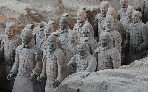 Einige Soldatenfiguren der sogenannten Terrakotta-Armee im Mausoleum Qin Shihuangdis. - Foto: Penghua/SIPA Asia via ZUMA Wire/dpa