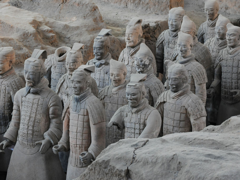 Einige Soldatenfiguren der sogenannten Terrakotta-Armee im Mausoleum Qin Shihuangdis. - Foto: Penghua/SIPA Asia via ZUMA Wire/dpa