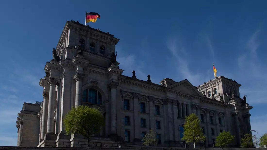 Der Sitz des Bundestages: Das Reichstagsgebäude in Berlin. - Bild: Paul Zinken/dpa