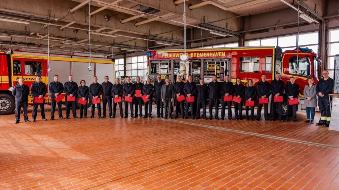 FW Bremerhaven: Verbeamtungen und Neueinstellungen bei der Feuerwehr Bremerhaven - Bild: presseportal.de