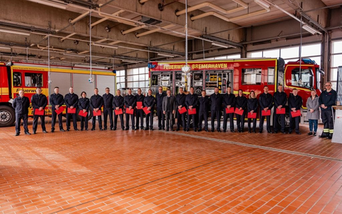 FW Bremerhaven: Verbeamtungen und Neueinstellungen bei der Feuerwehr Bremerhaven - Foto: presseportal.de