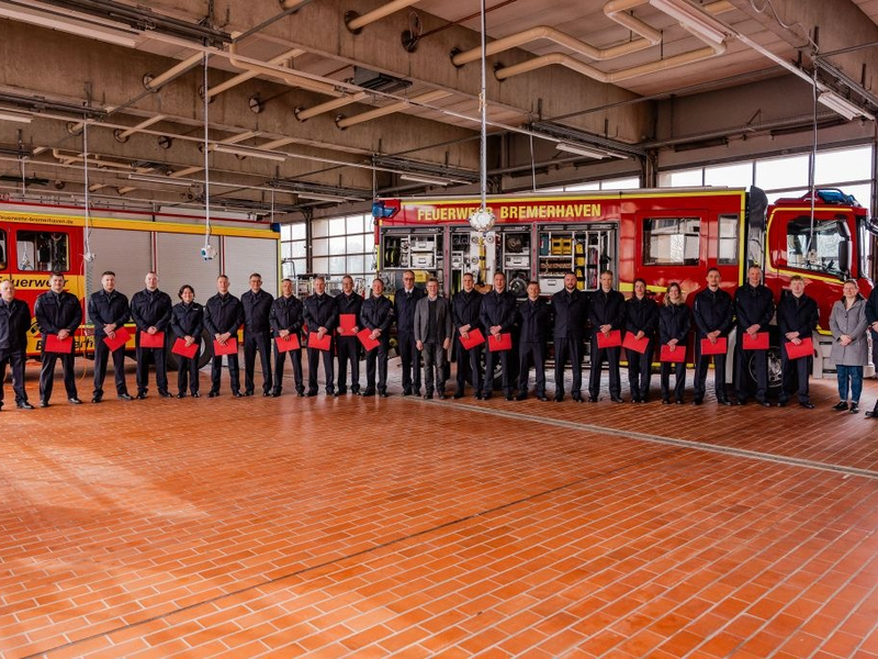 FW Bremerhaven: Verbeamtungen und Neueinstellungen bei der Feuerwehr Bremerhaven - Foto: presseportal.de
