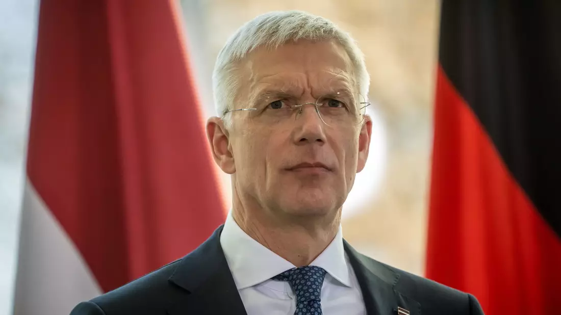 War zuletzt wegen Charterflügen während seiner Amtszeit als Ministerpräsident in die Kritik geraten: Krisjanis Karins. - Bild: Michael Kappeler/dpa
