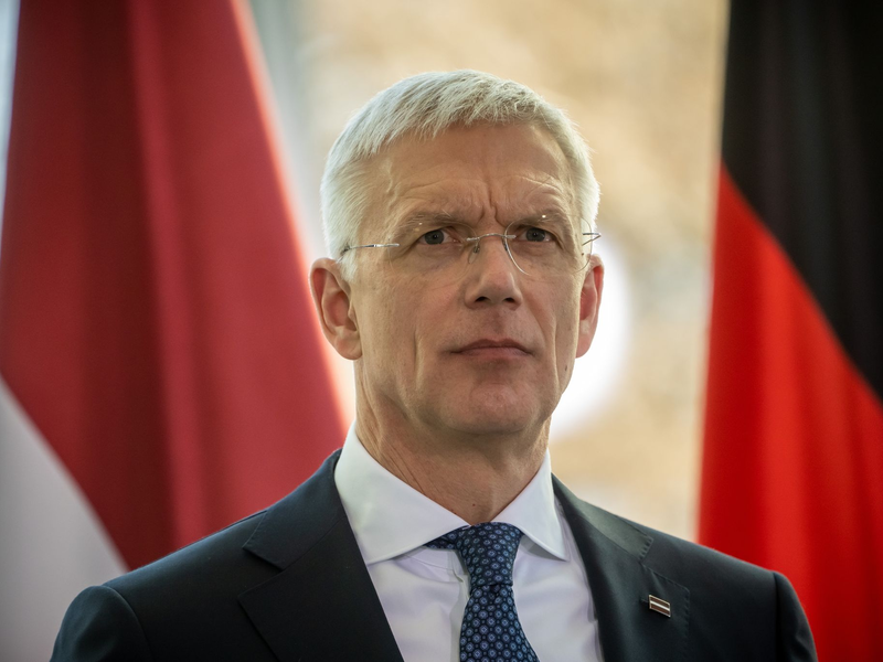 War zuletzt wegen Charterflügen während seiner Amtszeit als Ministerpräsident in die Kritik geraten: Krisjanis Karins. - Foto: Michael Kappeler/dpa