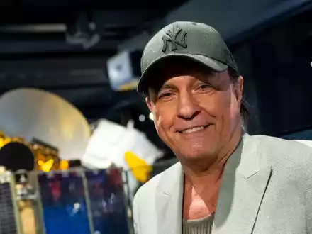 Ist mit Major Tom zurück in den Charts: Sänger Peter Schilling. - Foto: Lennart Preiss/dpa