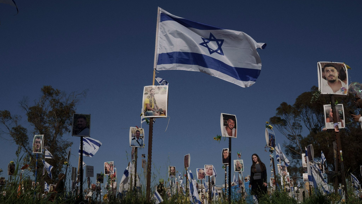Eine Frau besichtigt den Ort, an dem am 7. Oktober 2023 auf dem Nova-Musikfestival Hunderte getötet und viele weitere entführt wurden. - Foto: Leo Correa/AP/dpa