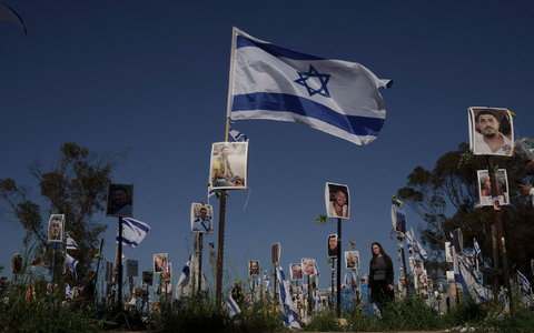 Eine Frau besichtigt den Ort, an dem am 7. Oktober 2023 auf dem Nova-Musikfestival Hunderte getötet und viele weitere entfĂŒhrt wurden. - Foto: Leo Correa/AP/dpa Eine Frau besichtigt den Ort, an dem am 7. Oktober 2023 auf dem Nova-Musikfestival Hunderte getötet und viele weitere entfĂŒhrt wurden. - Foto: Leo Correa/AP/dpa