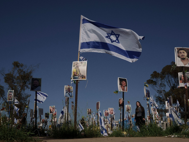 Eine Frau besichtigt den Ort, an dem am 7. Oktober 2023 auf dem Nova-Musikfestival Hunderte getötet und viele weitere entführt wurden. - Foto: Leo Correa/AP/dpa
