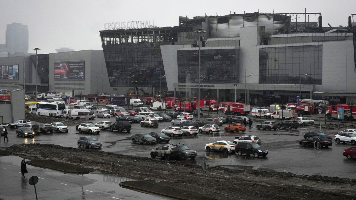 Das abgebrannte Veranstaltungszentrum Crocus City Hall nach dem terroristischen Anschlag. - Foto: Alexander Zemlianichenko/AP/dpa