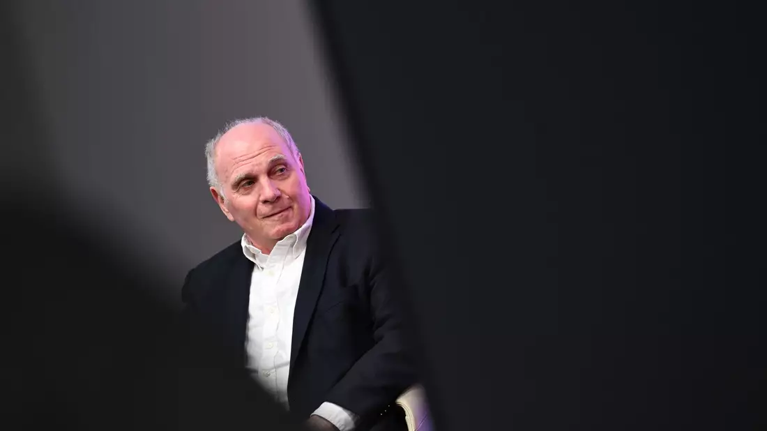 FCB-Ehrenpräsident Uli Hoeneß würde Xabi Alonso gerne als Trainer in München sehen. - Bild: Angelika Warmuth/dpa
