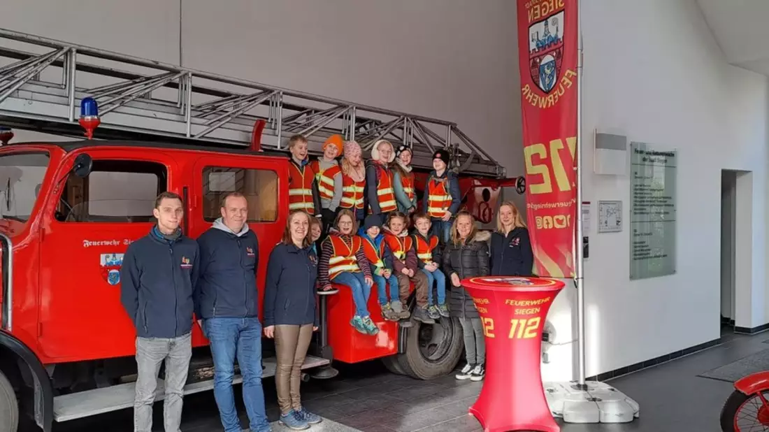 FW-OE: Kinderfeuerwehr Brachthausen besucht Feuer- und Rettungswache Siegen - Bild: presseportal.de